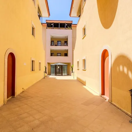Cozy In The Heart Of Tourist Area With Pool Апартаменты Пафос