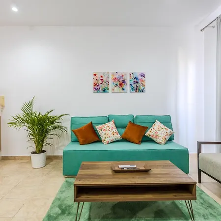Апартаменты Cozy In The Heart Of Tourist Area With Pool Пафос