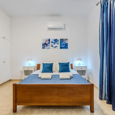 Cozy In The Heart Of Tourist Area With Pool Пафос
