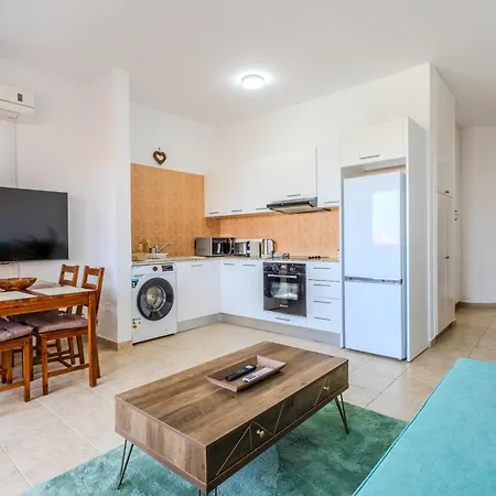 Апартаменты Cozy In The Heart Of Tourist Area With Pool
