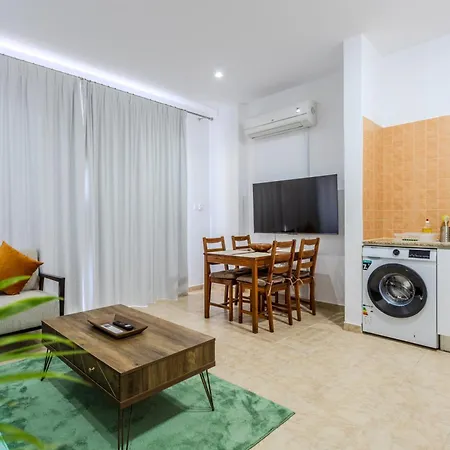 Cozy In The Heart Of Tourist Area With Pool Апартаменты *