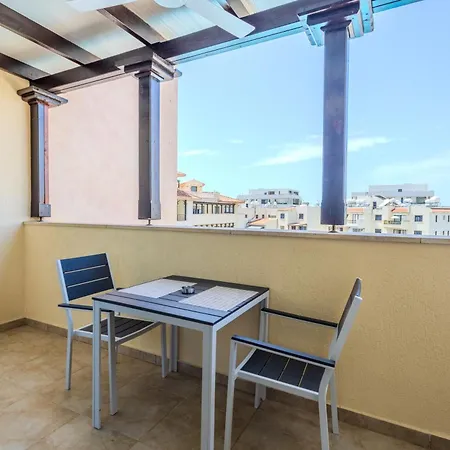 Cozy In The Heart Of Tourist Area With Pool Апартаменты