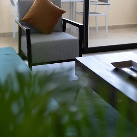 Cozy In The Heart Of Tourist Area With Pool Апартаменты Пафос