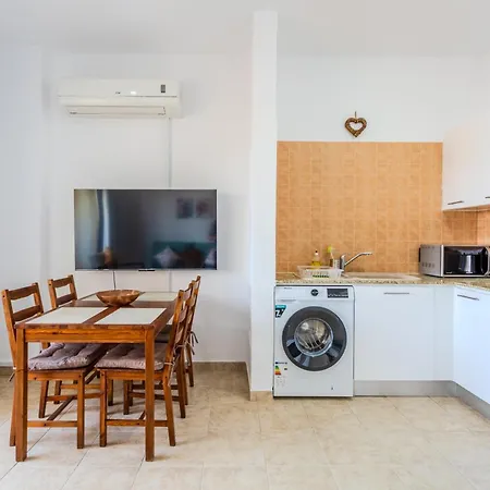 Апартаменты Cozy In The Heart Of Tourist Area With Pool