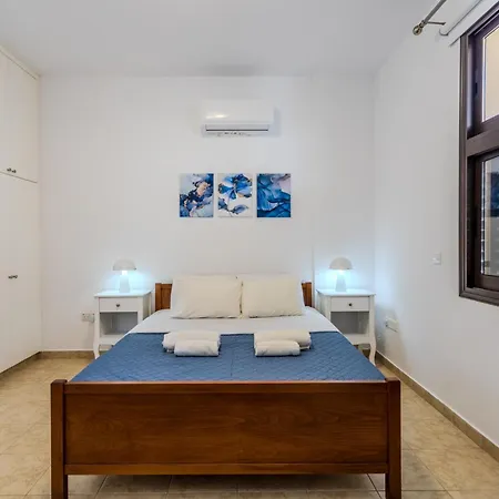 Cozy In The Heart Of Tourist Area With Pool Апартаменты Пафос